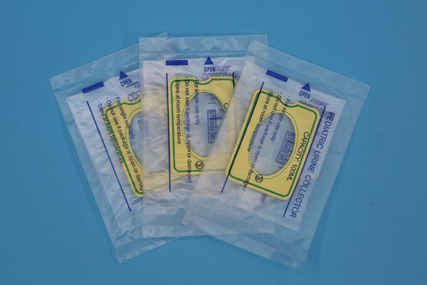 Disposable urine drainage bag for children